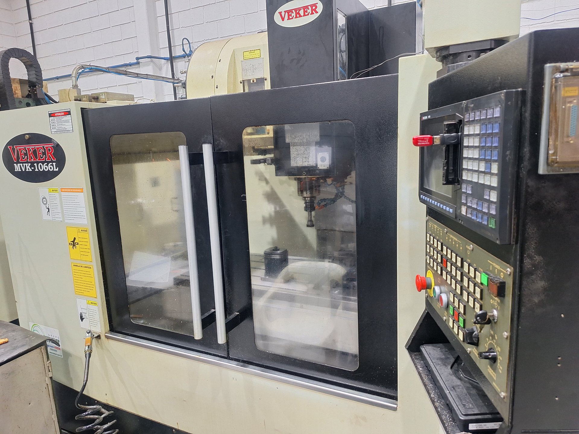 Centro de usinagem CNC VEKER — Aldek Ferramentaria
